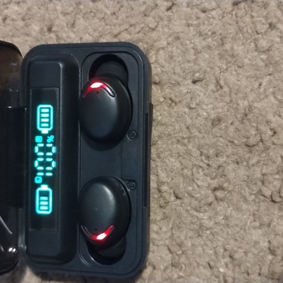 Ear Buds - Picture 4 of 4